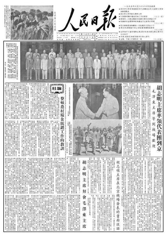 这些报纸让阮富仲很惊喜,他仔细端详着这些60多年前的照片和文章。