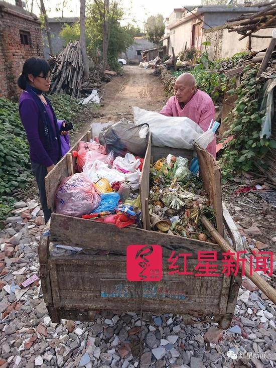 ▲陈立雯和李遂正在交谈,李遂正的垃圾车分隔成三个区域,前方为可以回收卖钱的可回收物,后排左侧为不可沤垃圾,右侧为可沤的厨余垃圾 图片来源:红星新闻