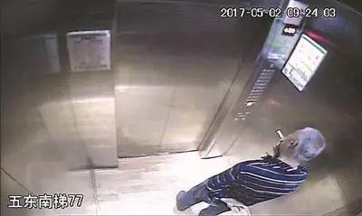 段勇在電梯內吸煙。圖片來自網絡