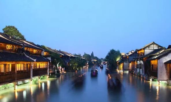 2014年11月，首届世界互联网大会·乌镇峰会在浙江一个水乡小镇拉开了序幕。