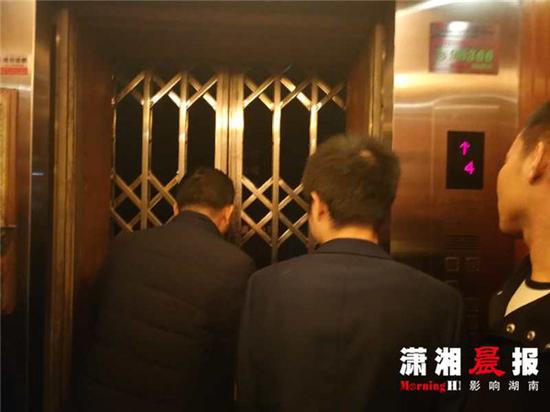 11 月 14 日晚上，便衣民警前往酒店四楼时，无牌会所大门紧闭。
