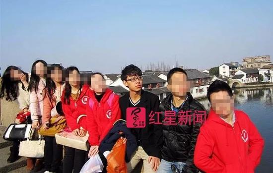▲陈世峰和同学的合影 受访者供图