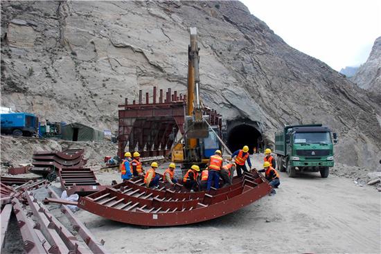 喀喇昆仑公路施工现场 图：ChinaDaily