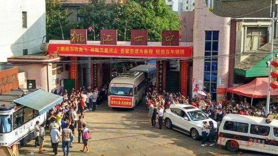 ▲湖南省桃江县第四中学,今年8月该校高三364班爆发大面积肺结核。图片来自网络
