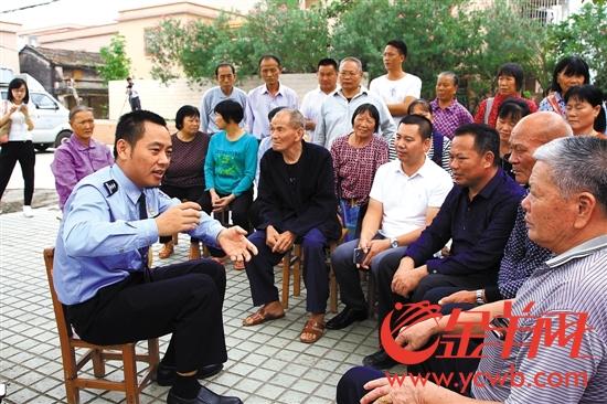  徐飞向村民党员宣讲十九大精神