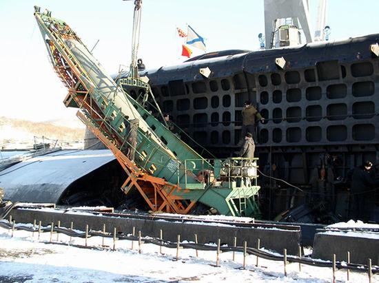 “奥斯卡”级巡航导弹核潜艇装填SS-N-19远程反舰导弹。