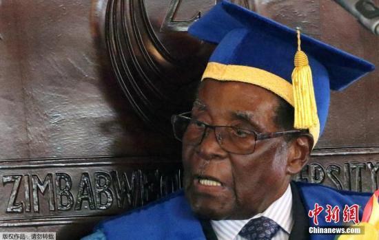  自11月15日津巴布韦政局突变后，总统穆加贝首度公开露面。