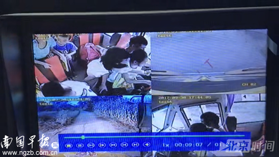 ▲行车记录仪的录像显示，朱某抱着小女孩开车。 视频截图