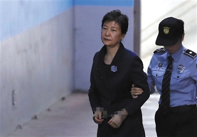 10月16日，首尔，韩国前总统朴槿惠被押往首尔中央地方法院，参加公审。图/视觉中国