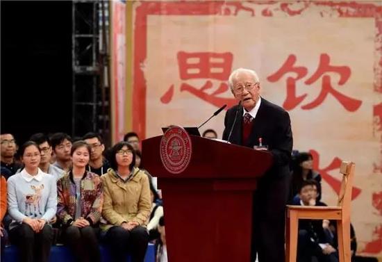 2016年4月8日，黄旭华在上海交大和在校生分享自己理解的“交大精神”。新华社记者 刘颖 摄