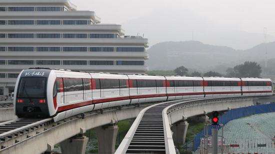 S1线磁浮列车行驶在轨道上。 北京磁浮公司供图。