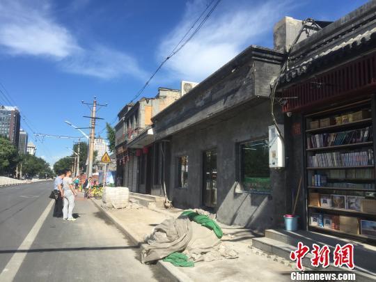 资料图:西城区阜成门内大街正在进行整治。