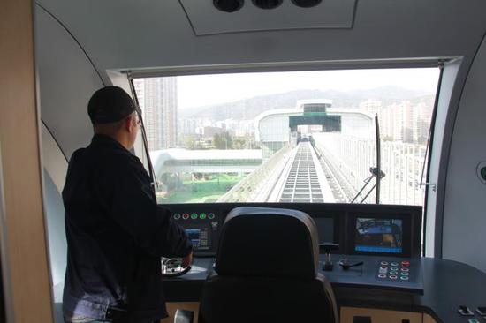 S1线磁浮列车控制台。宰飞 摄。