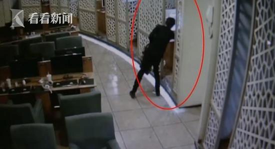 根据视频追踪民警很快就抓获了22岁的衢州籍嫌疑人饶某。