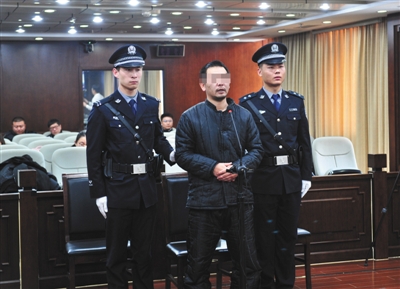 被告人张明（化名）在丰台法院受审，承认对刘华（化名）造谣诽谤。 法院供图