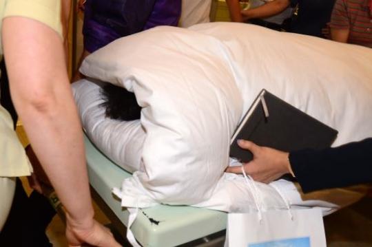  7月28日，医院将朴槿惠用被子捂住送往病房