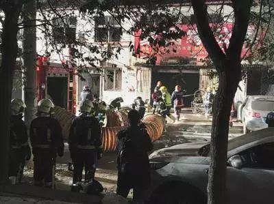 11月19日，大兴区西红门镇新建村新康东路8号，消防人员在现场工作。 图 / 新华社
