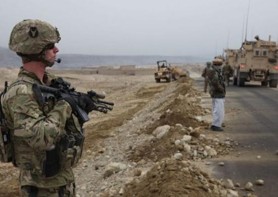 资料图片：驻阿富汗美军士兵在路边警戒。（图片来源于网络）
