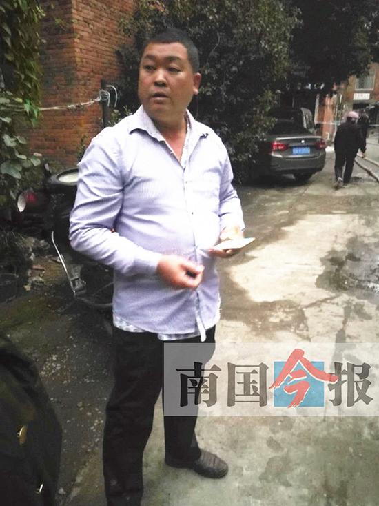 邓先生说,救人时并没有想太多。