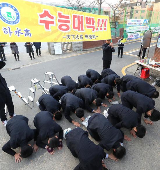  高一高二学生跪地磕头祝前辈考试顺利