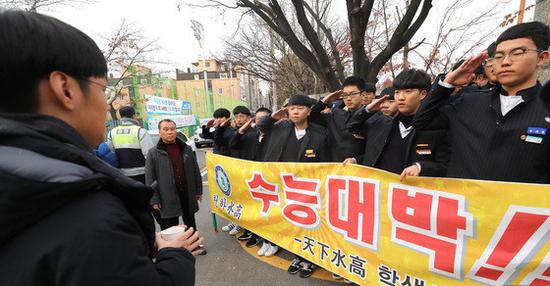 后辈向学长集体敬礼