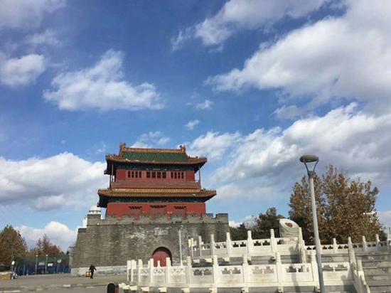 23日,北京蓝天白云,分外美。(来源:微博 李雪静摄于密虹公园)