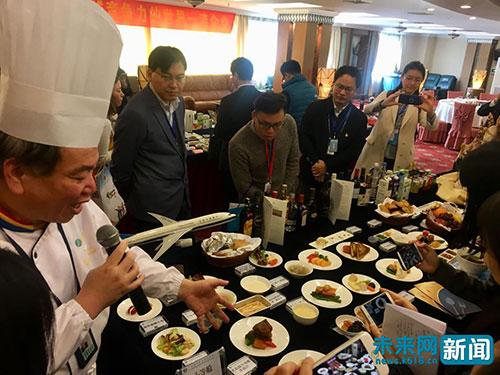 南联总厨刘卫敏在向媒体记者介绍南联航空食品。未来网记者 程婷 摄