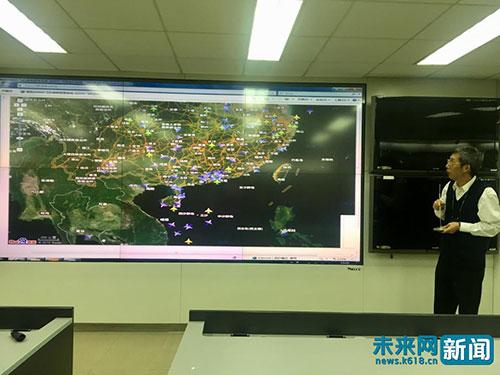 南航机务维修控制中心相关负责人在介绍中心情况。未来网记者 程婷 摄