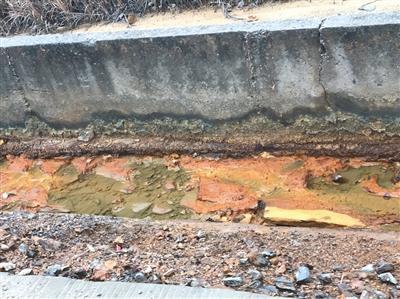 铜硫矿门口几百米处的排水渠，水体污染严重。
