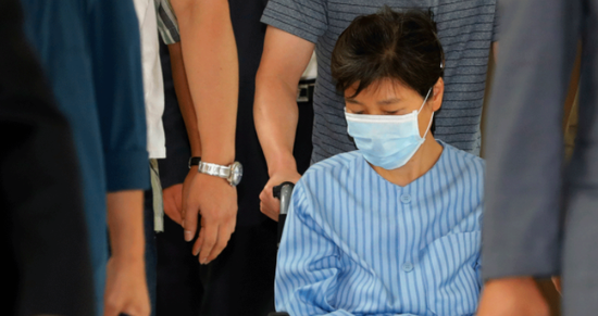 8月30日,朴槿惠因腰疼住院。检查结束坐轮椅离开
