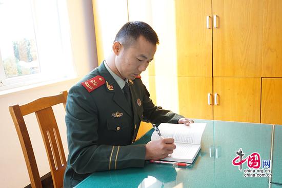王洪滨2005年12月从河南淮滨入伍,12年以来,先后担任带兵一线班长、“四会”政治教员、南湖革命纪念馆讲解员、大项集训教练员等多个岗位,在部队先后荣立三等功3次、多次被评为优秀军事教练员、“四会”优秀政治教员、优秀士官,战友们都亲切的称他为“全能班长”。武警浙江总队嘉兴支队供图