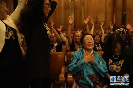 2015年9月22日,在美国旧金山巿政厅,议案通过后韩国“慰安妇”幸存者李容洙(前右二)情绪激动。