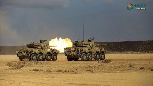 ▲11月23日，中国驻吉布提保障基地组织官兵在吉布提进行火炮实弹射击训练。图为轮式装甲突击车正在实射穿甲弹。（中国军网）