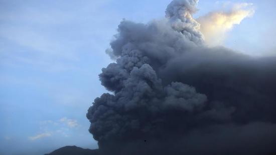 △阿贡火山喷发现场。照片来自AP