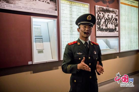 王洪滨作为纪念馆的义务讲解员源于建党90周年前夕,南湖革命纪念馆新馆正式对外开放,在一次中队组织官兵参观后,王洪滨眼看着面对数以千计前来参观的游客,纪念馆却只有几名讲解员进行服务。回到队里他就主动请缨担负纪念馆的义务讲解员,在纪念馆接待特殊嘉宾和人手不够的时候帮忙讲解。中国网记者 郑亮摄