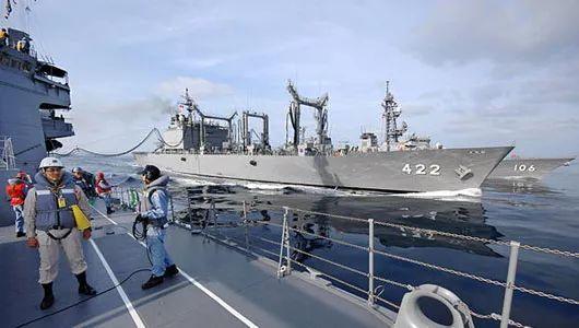 ▲资料图片：日本海上自卫队“十和田”补给舰（422号）为执行打击索马里海盗任务的“涟”号护卫舰加油。