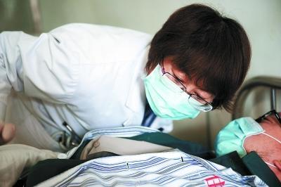 艾滋病人感染肺炎病情危重 医生谎称系发烧做