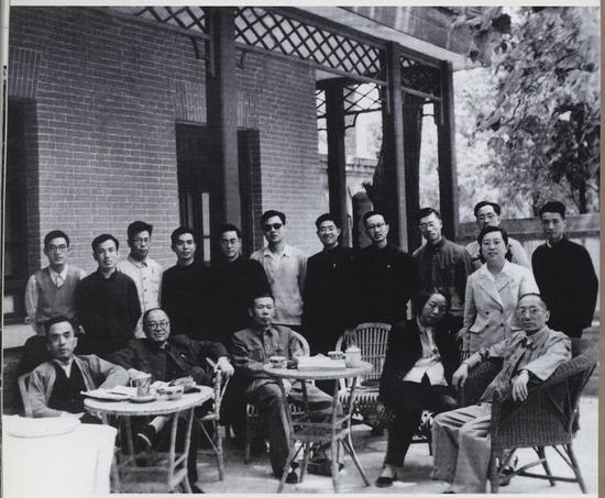 1961年3月1日-5月12日,經濟所在香山舉行《社會主義經濟論》討論會。前排從左至右:孫冶方、張聞天、楊堅白、馮秉珊、駱耕漠;後排從左至右:何建章、趙效民、王紹飛、劉國光、董輔礽、孫尚清、桂世鏞、項啓源、李琮、田光、江冬、黃道南。圖片來源:《張聞天:畫冊》