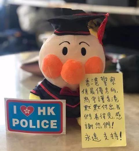 不少网民留言力挺香港警察: