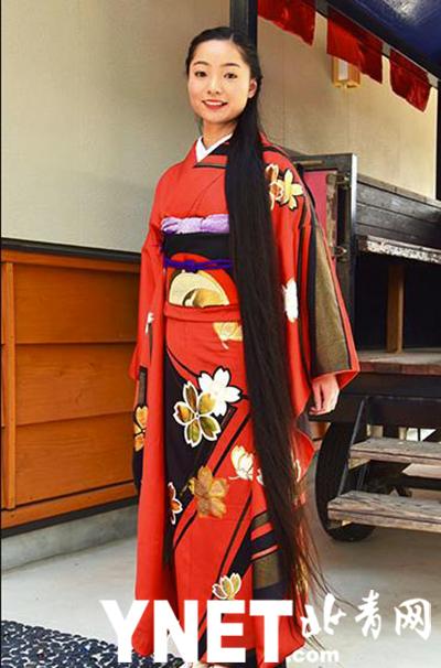 原标题:18岁高中生出生后从未剪过头发 长达1.55米破世界纪录