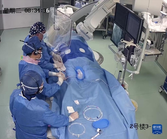 2021年1月5日，中国医学科学院阜外医院医生为患者做手术（视频截图）。此次手术采用的是国家集采后的心脏支架。新华社发（阜外医院供图）