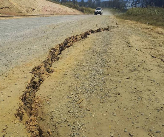 道路出现裂痕（图：美联社）