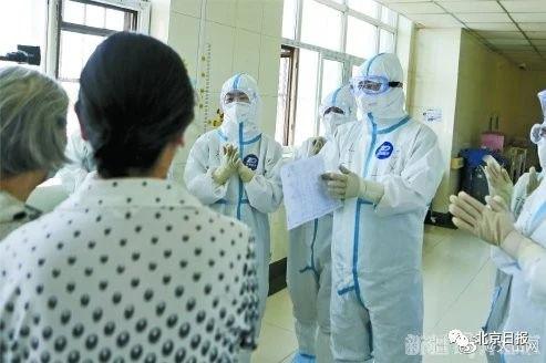 8月2日,在自治区新冠肺炎医疗救治定点医院,医护职员为治愈出院的患者送行。新疆日报全媒体记者谢龙/摄