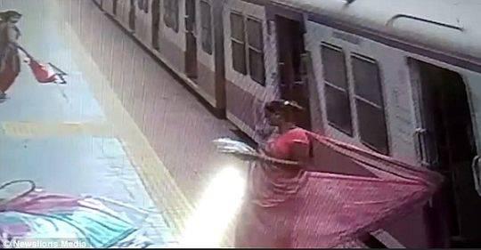 印度女子衣服卡行驶的火车门上 被拖行数米险丧命
