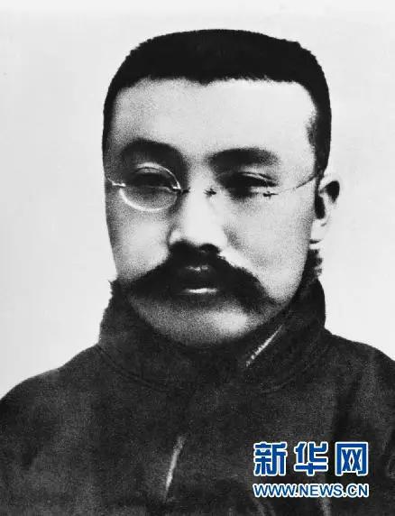 李大钊像(资料照片)。李大钊,字守常,河北省乐亭县人,生于1889年10月29日。李大钊同志是中国最早的马克思主义者和共产主义者,是中国共产党的主要创始人之一。新华社发