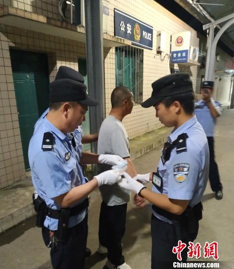 男子火车上裸睡被拘 乘客：他上来就脱了个光叉叉