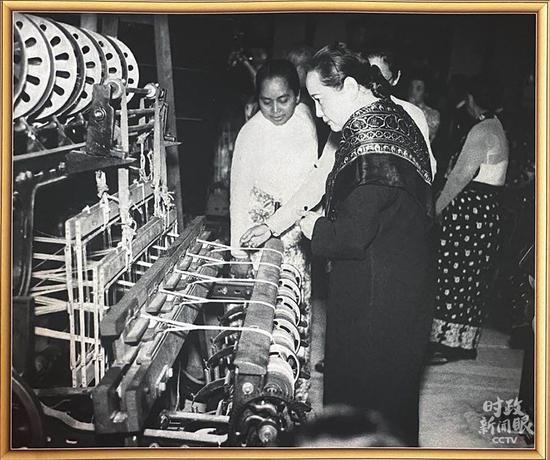 △庆祝中缅建交70周年图片展展出了宋庆龄1956年访问缅甸参观纺织研究所的照片,陪同她的白衣女士就是昂山素季的母亲都庆枝。那一年,昂山素季约11岁。