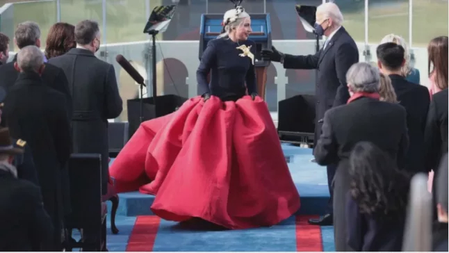 LadyGaga在拜登就职典礼上。图自美媒