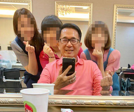 陈水扁与三女子合照,面露喜色。(图源:脸书)
