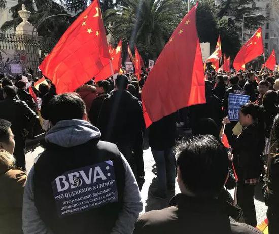 ▲當地時間2月15日,大批華人走上街頭抗議。(新華社/郭求達 攝)